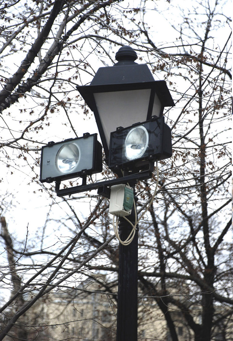 Примеры "небрежного монтажа" светодиодов на деревьях и опорах освещения