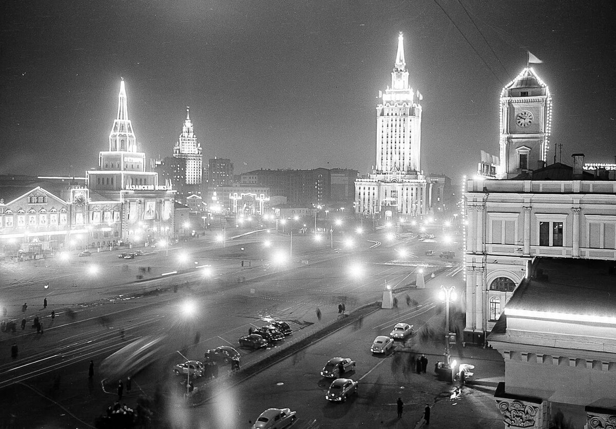Праздничная иллюминация Комсомольской площади