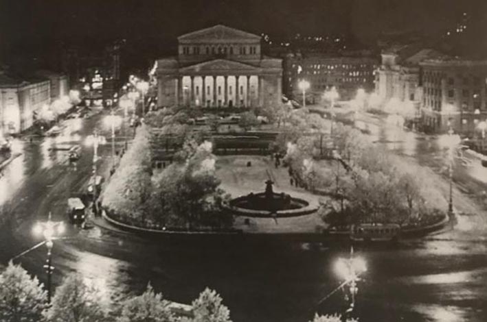 Ежевечернее освещение Театральной площади и площади Свердлова