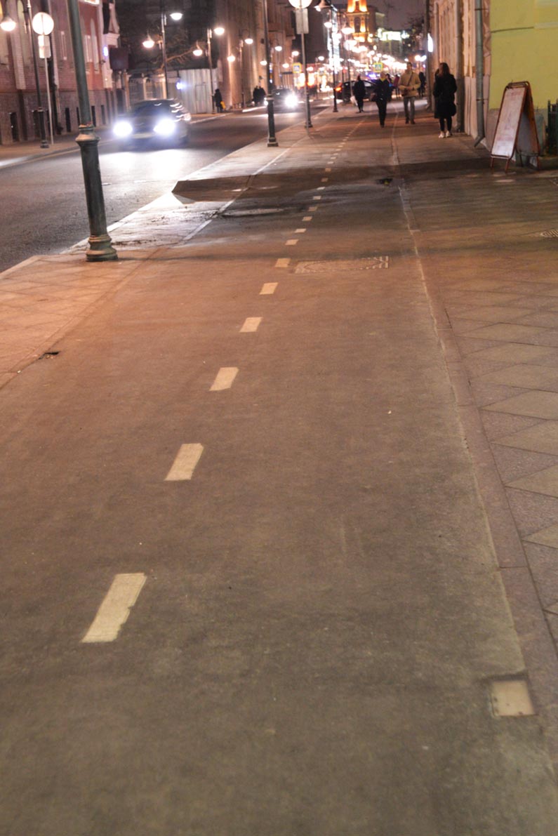 Установка грунтовых светильников на велосипедной дорожке