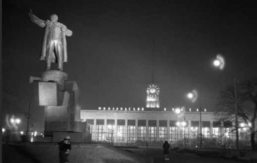 Освещение памятника Ленину и Финляндского вокзала (Ленинград)